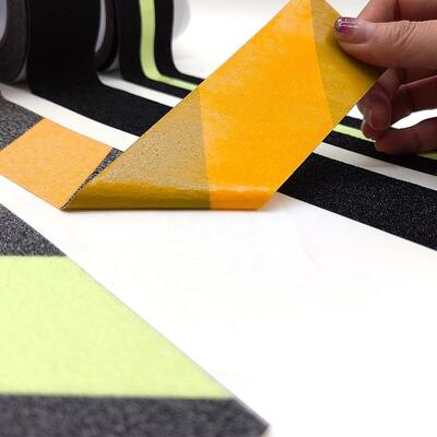 ইন্ডাস্ট্রিয়াল সিঁড়ি পাথওয়ে সুরক্ষা সমাধান নন-স্লিপ মেঝে টেপ শক্তিশালী আকর্ষণ পৃষ্ঠ